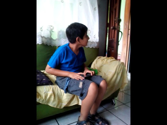 niño obsesionado con otro niño